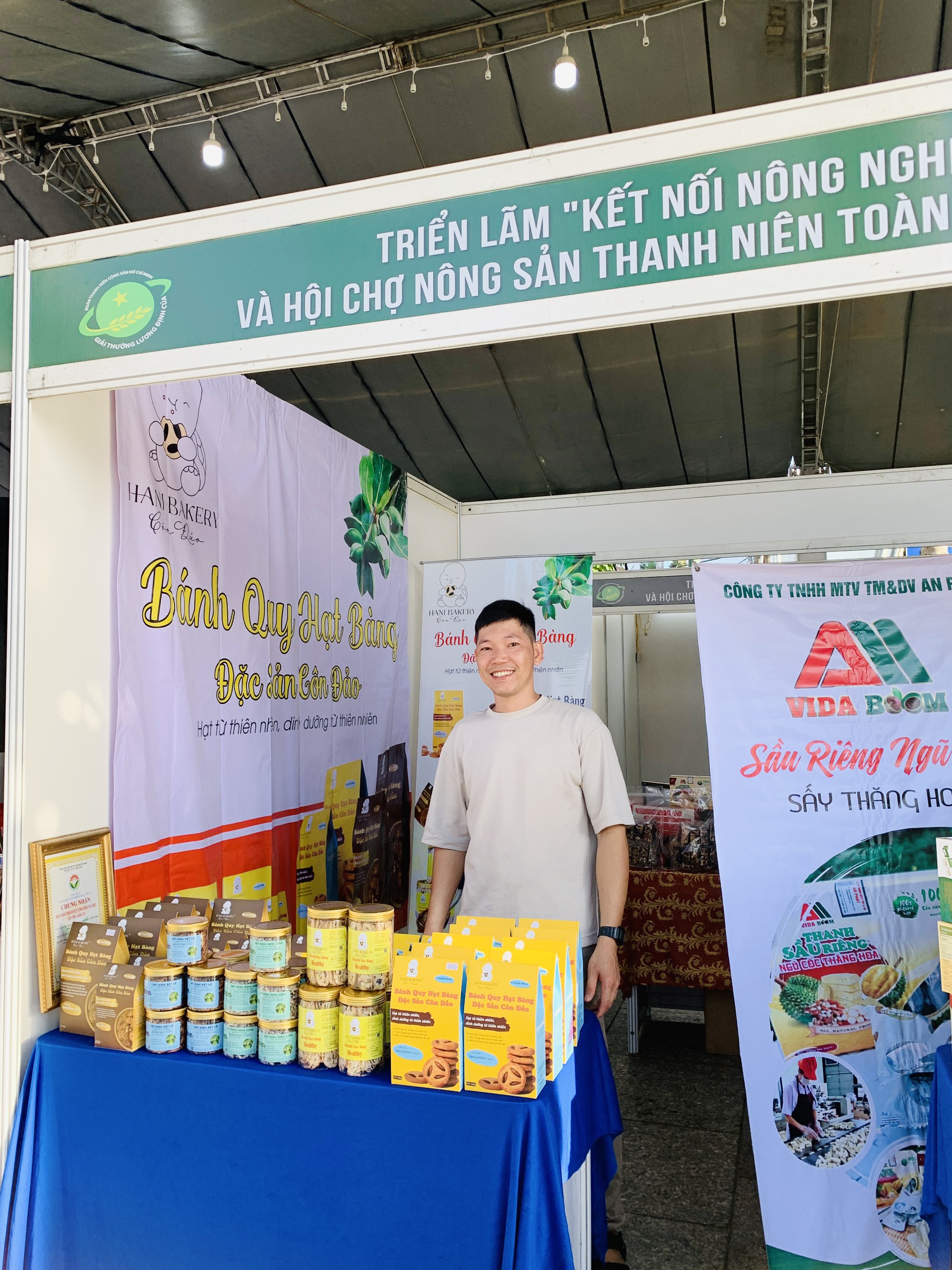 Anh Nguyễn Hoài Hận và gian hàng trưng bày Bánh Quy Hạt Bàng Đặc Sản Côn Đảo
