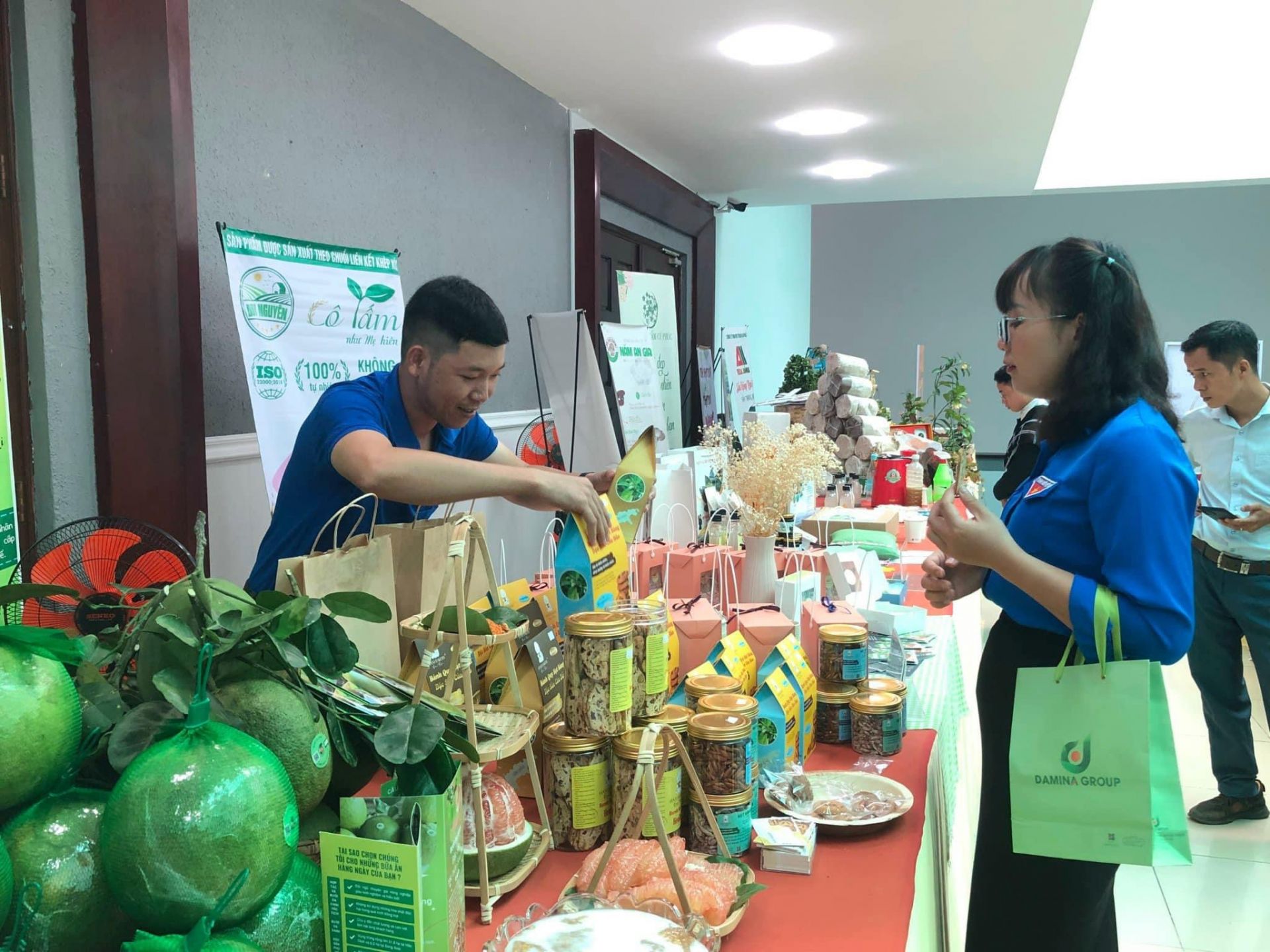 anh Nguyễn Hoài Hận và gian hàng trưng bày Bánh Quy Hạt Bàng tại cuộc thi chung kết Dự án khởi nghiệp thanh niên nông thôn năm 2023.
